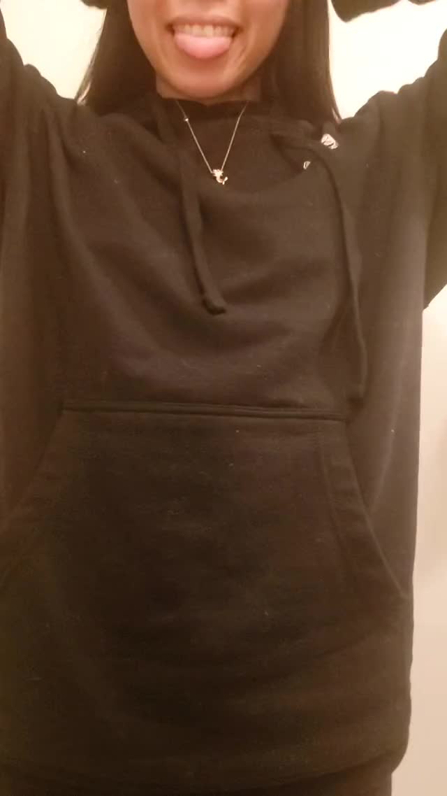 Under a big hoodie is a smol gal ?