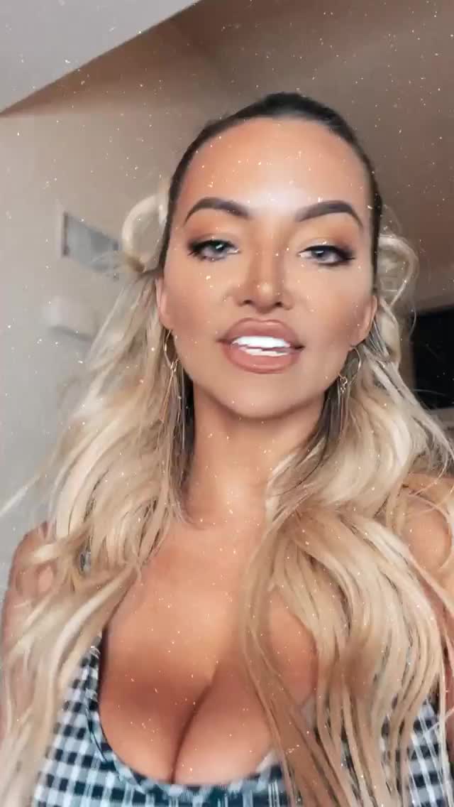 Lindsey Pelas