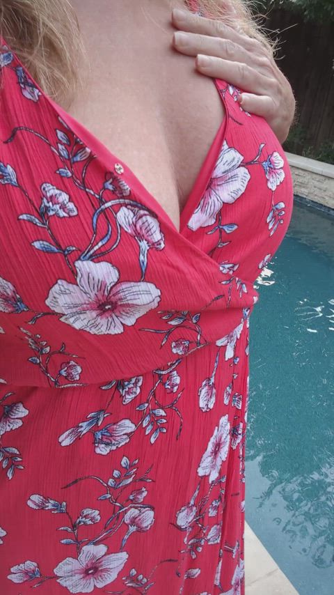 Some casual boobs by the pool from a not so casual MILF