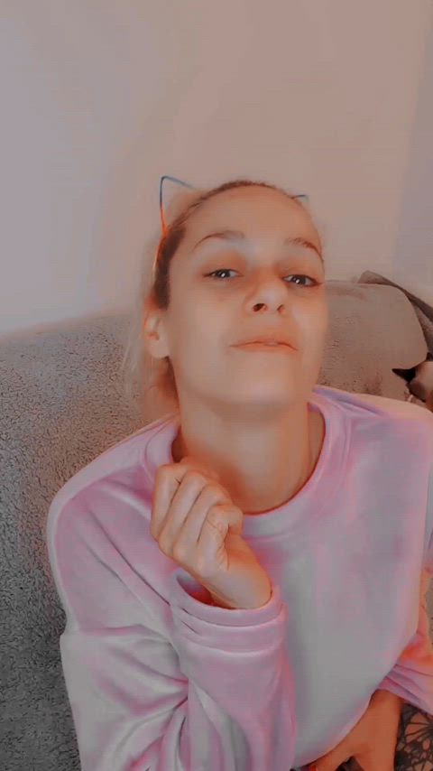 soy una gatita muy traviesa