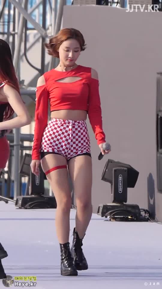 모모랜드 연우 옆라인 몸매 가터링 MOMOLAND YEONWOO