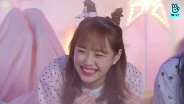 V LIVE - LOONA yyxy X LieV - 이달의 소녀 yyxy의 눕방라이브! 41