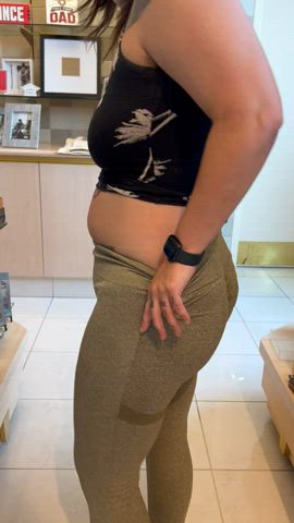 ass flash at the mall