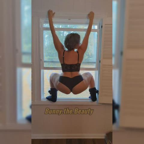 Just hangin out 😅 the window!!! 🤣🤣🤣