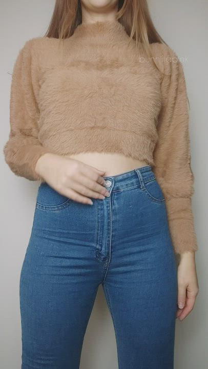 I love the feeling of tight jeans hugging my body:3