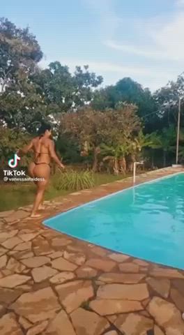 A wish she did more running with that ridiculously huge ass