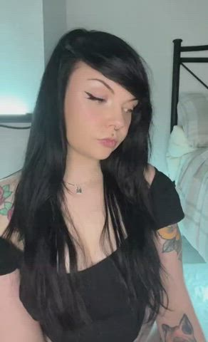 Emo Chick That's Broken 💛
