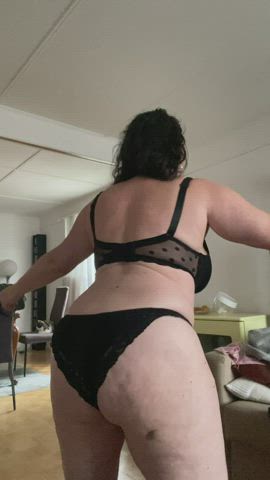 40 year old sexy milf ready to help to you live out your fantasies
