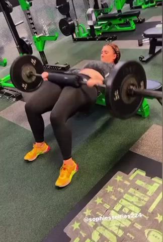 Soohiesselfies (I think 6’1) thick behind working out