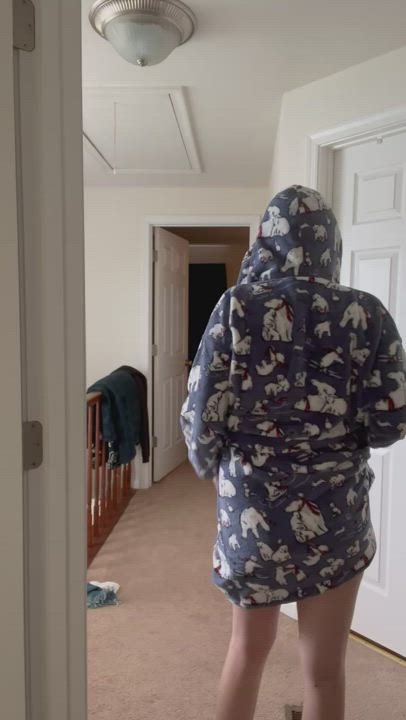 My Slutty Girlfriend (27f) Can’t Keep Her Robe On. Feel Free To Enjoy Her