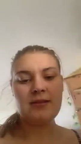 Thick girl stripping and doing stuff around the house + full vid in the comments