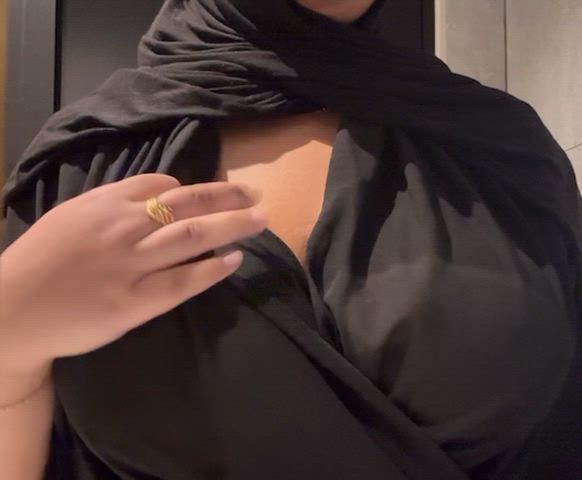 I'm feeling a little hot in this Abaya🙈
