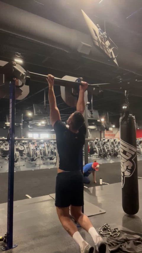 Pulling up 260lbs ain’t easy 
