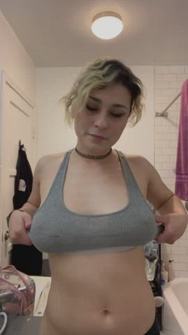 34 D and hairy😘