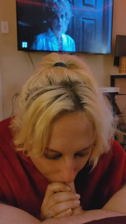 Relaxing blowjob while he watches A Nightmare on Elm Street