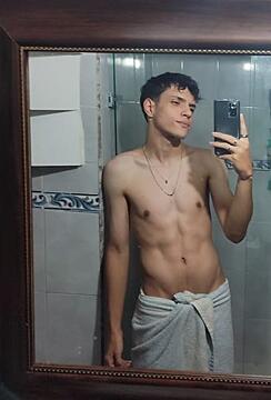 https://chaturbate.com/nicolas_ruiiz/