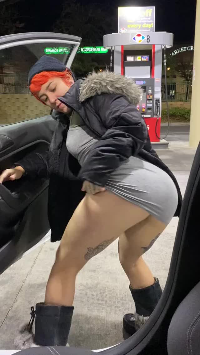 Popping my pussy at the gas station ??‍♀️