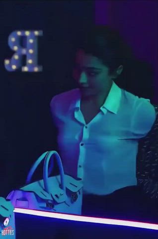 Rashmika Mandana see through Shirt Gave Peek of her Nipple 😲