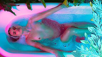 Am hot, online. [MEGAN_DRAKE]