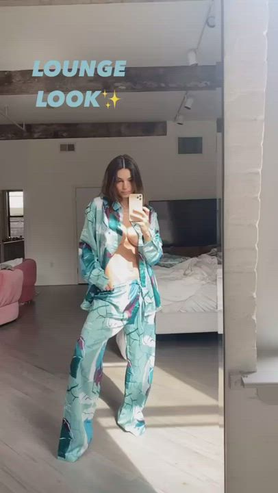 Emily Ratajkowski gif