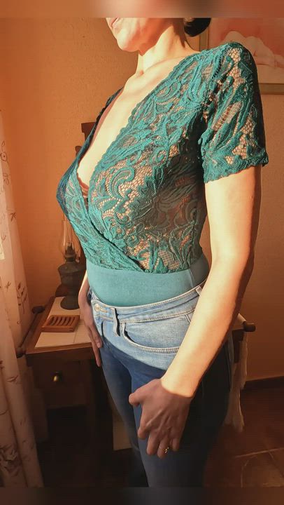 The woman in black shows you her tits !! (42y) (Reveal)