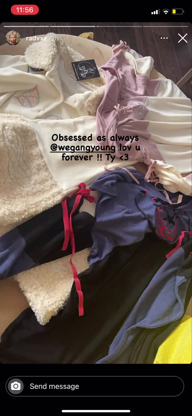 Beabadoobee showing off her ass in her new pants