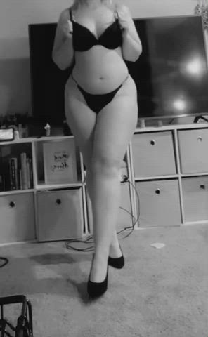 Just testing out my new pair of stilettos 🖤 What do you think?