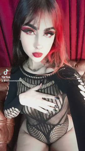 19 years old camsoda chaturbate kissing lips nails redhead teen gif