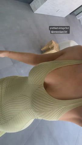 busty celebrity kylie jenner gif