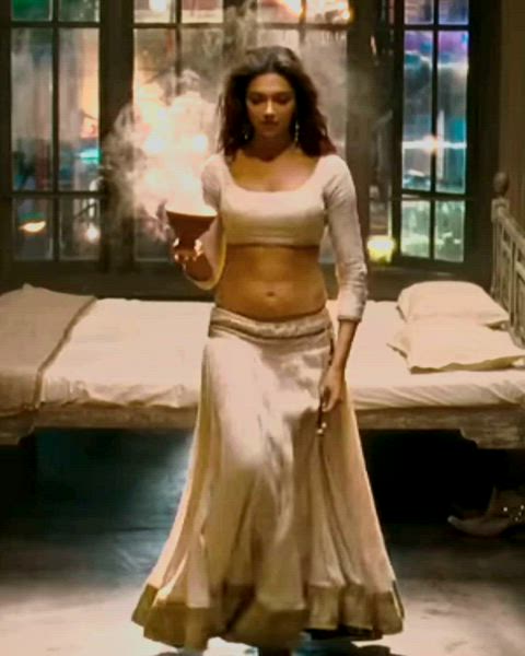 Deepika Padukone navel from Ramleela