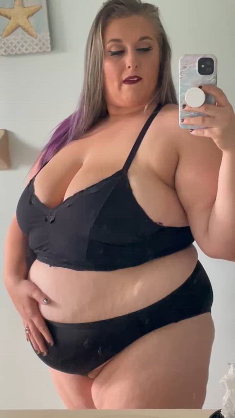 Does this belly make your cock hard? 