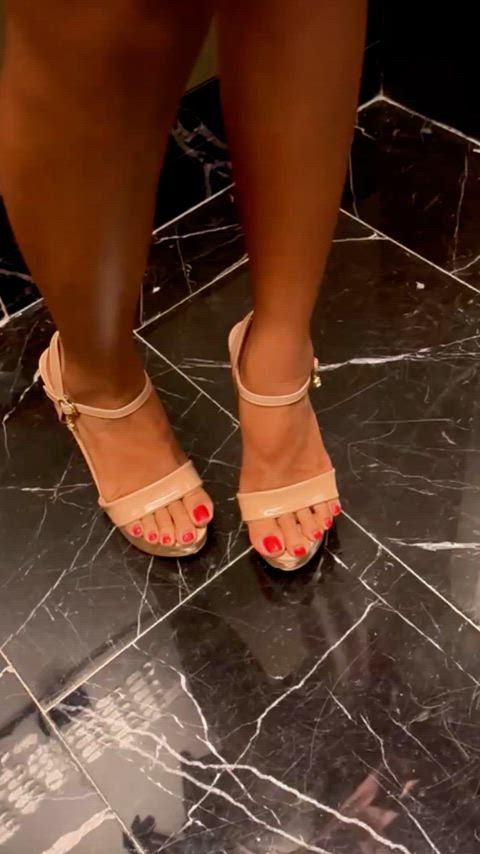 I wear the heelzz but can you dominate me [oc]