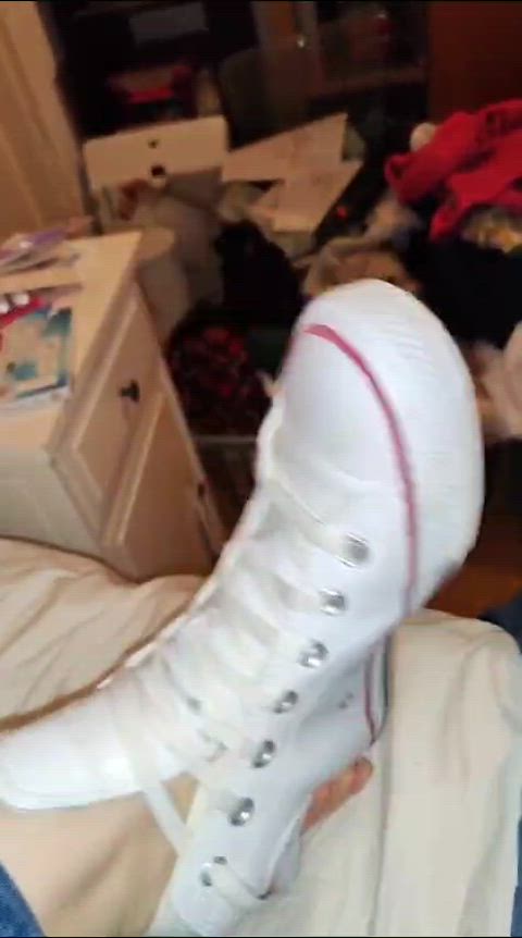 My hightop gym converse make my white socks so dirty and smelly.. 🤢 look at my