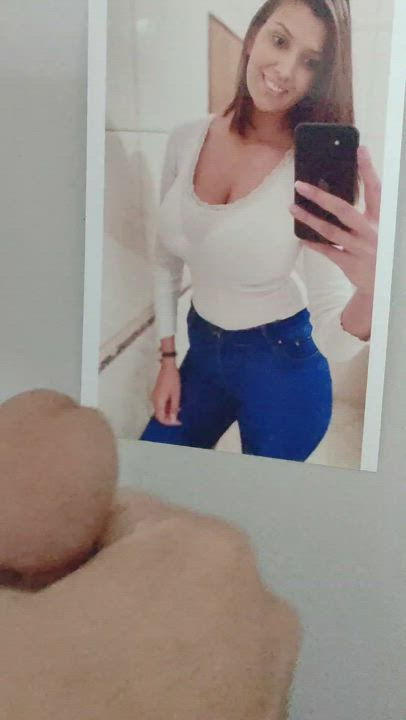 Starting today's requests with a big load for these huge tits girl 💦🥵