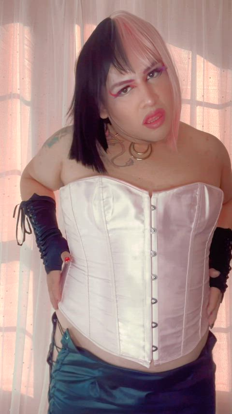 Scene slut drops skirt for you 💖