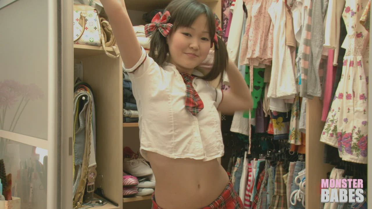 Mai Loon the Asian Goddess plays with her pussy and pink dildo - Source in comments