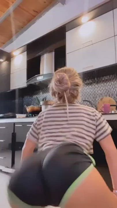 Damn she can shake it
