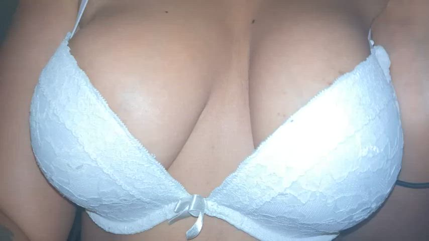 My big tits needs some hands to hold them and massage them ☺️ [F]