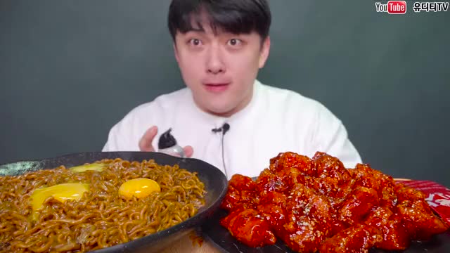 유디티_짜파게티4봉 트러플오일 네네쇼킹핫양념치킨 먹방-2