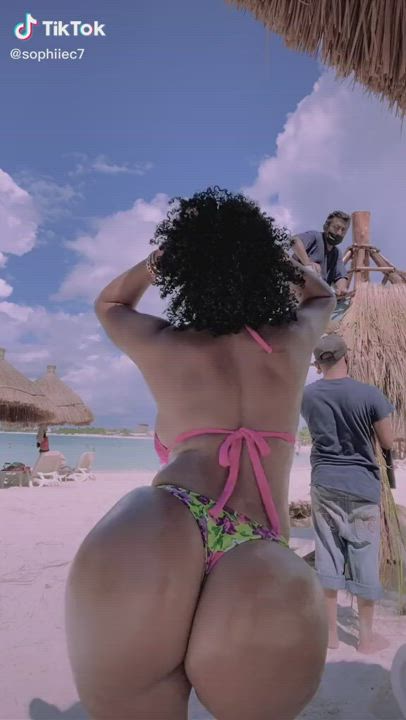 Holy shit, she's dummy thick. Need me a wife that looks like this😩