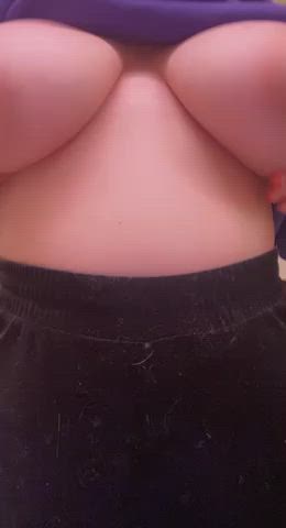 Some titties to brighten your Friday!