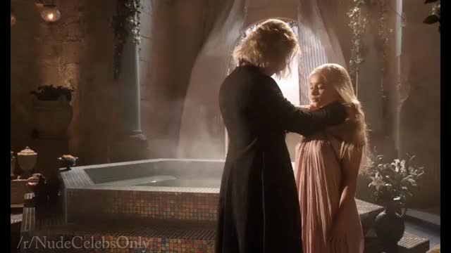 Emilia Clarke nude in first episode of GoT [MIC]